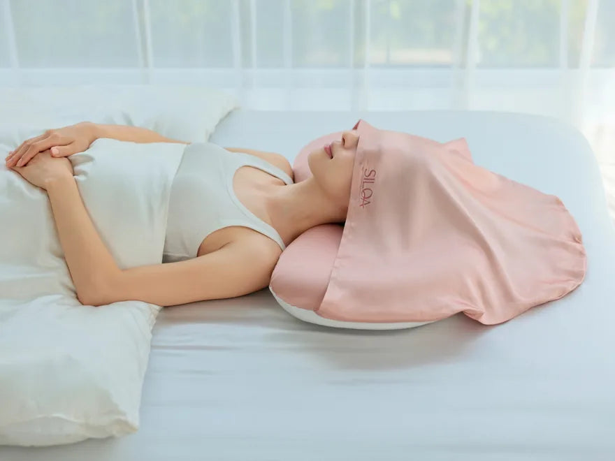 横向きで眠る女性