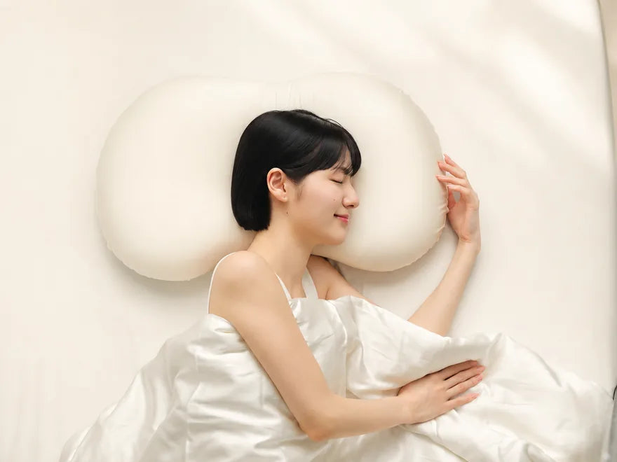 シルクの枕で涼しげに眠る様子