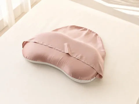 頭の形に沿って支えるクッションの形状