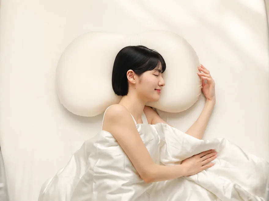 シルク面に髪を置いて眠る様子