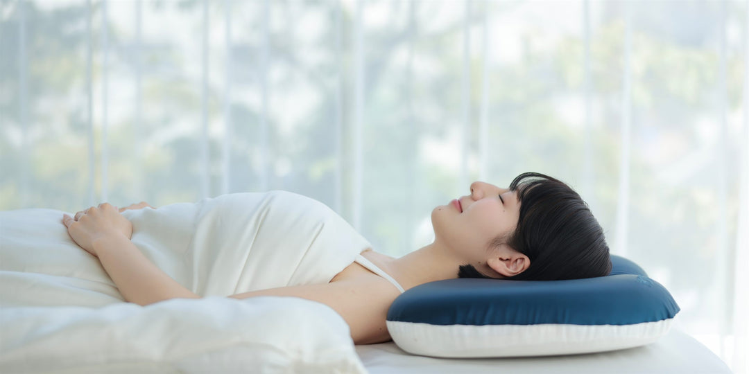 ラズリネイビーのSILQAシルク枕で安らかに眠る様子