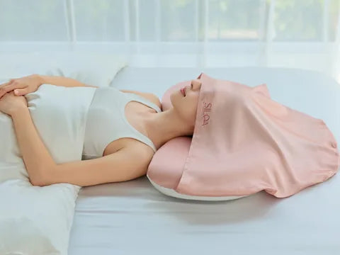 横向きに寝返りしてもフードが包んだままの様子