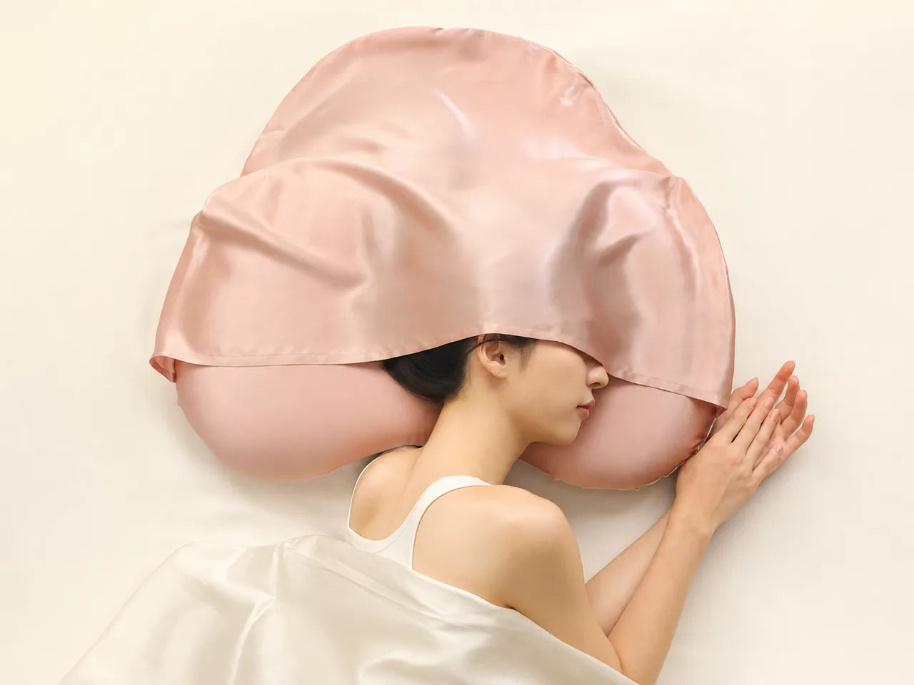 シルクセラムピロー［フード］を頭からかぶって眠る女性の横顔